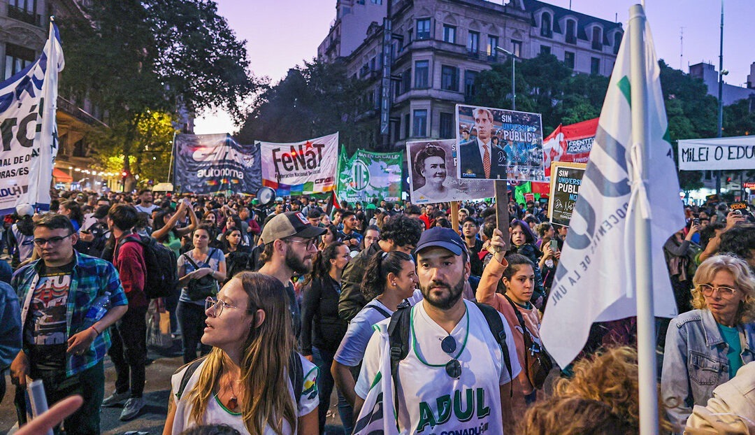 «Defienden sus privilegios»: Milei tilda de «acto político» la masiva marcha por las universidades