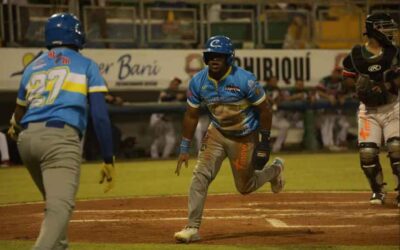 Marcha pareja serie final de campeonato beisbolero en Panamá