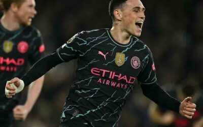 Manchester City mantiene pugna por el título en fútbol inglés