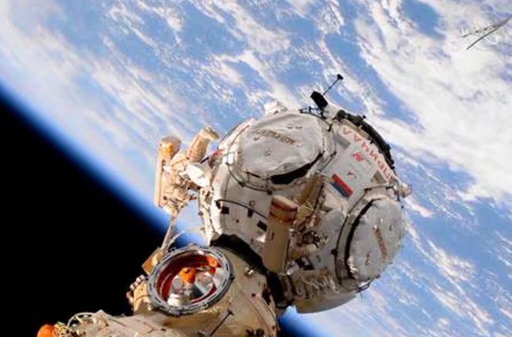 Cosmonautas rusos realizan la primera caminata espacial de 2024