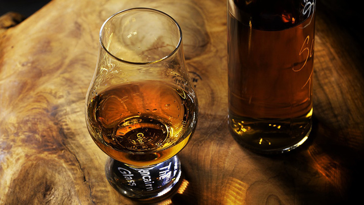 El hidrógeno verde llega a la alimentación: así se destila el whisky escocés