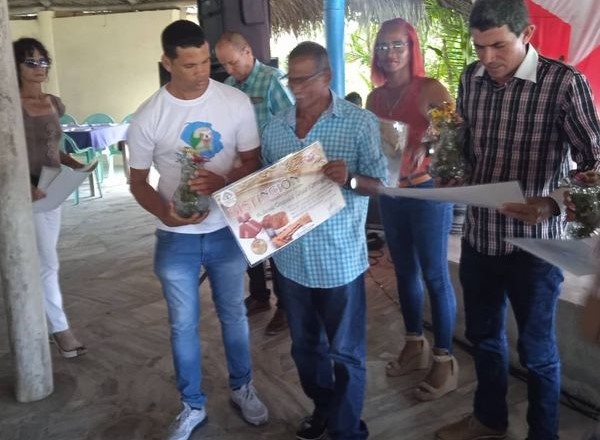 Reconocen a tabacaleros en su día