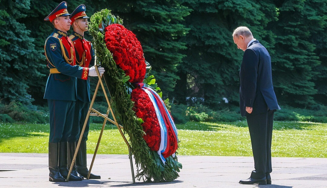 VIDEO: Putin deposita flores en la Tumba del Soldado Desconocido en Moscú