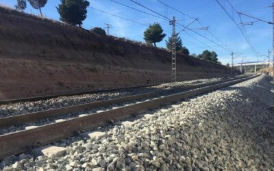 ¿Para qué se ponen piedras en la vía del tren?