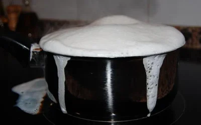 ¿Por qué la leche se derrama al hervir?