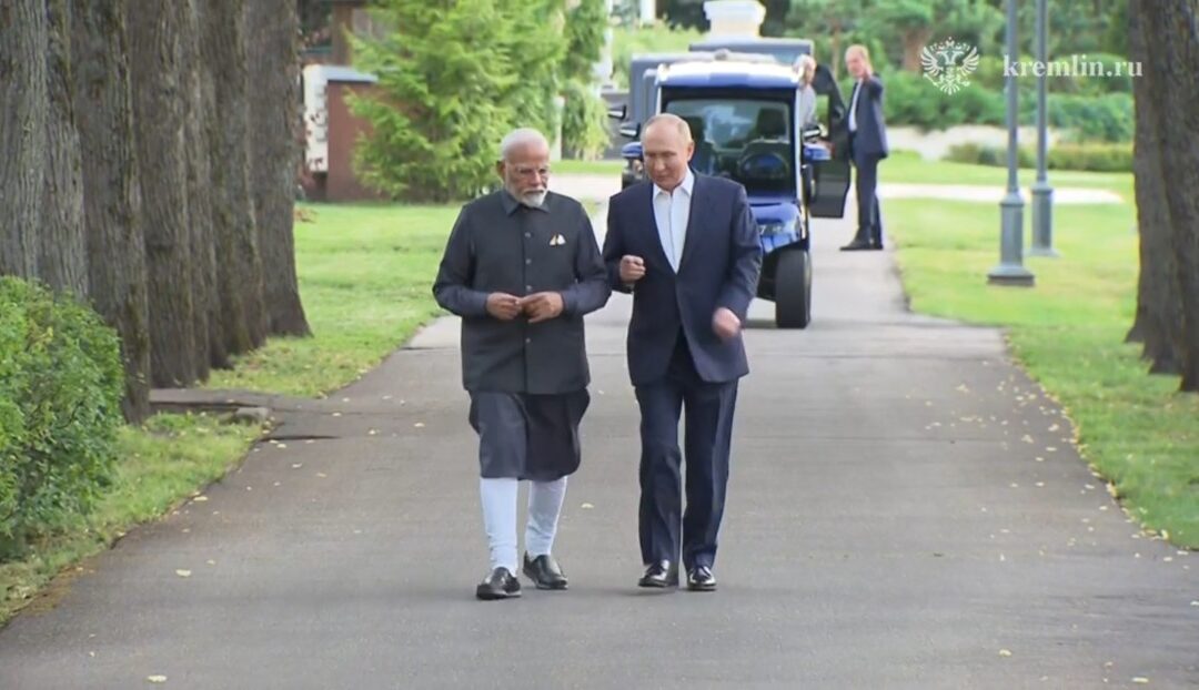 Imágenes de la reunión informal entre Vladímir Putin y Narendra Modi