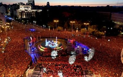 España rinde tributo a futbolistas en la Plaza Cibeles
