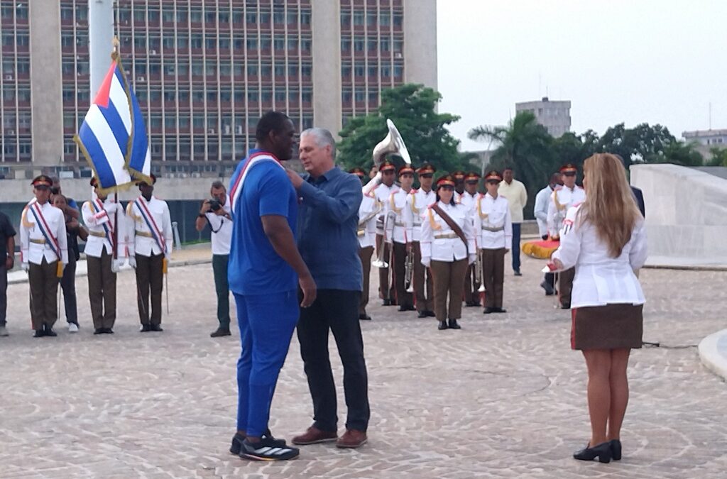 Reciben estandarte nacional atletas Olímpicos y Paralímpicos