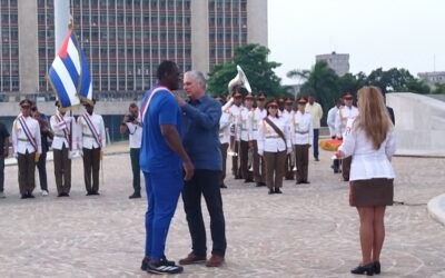 Reciben estandarte nacional atletas Olímpicos y Paralímpicos