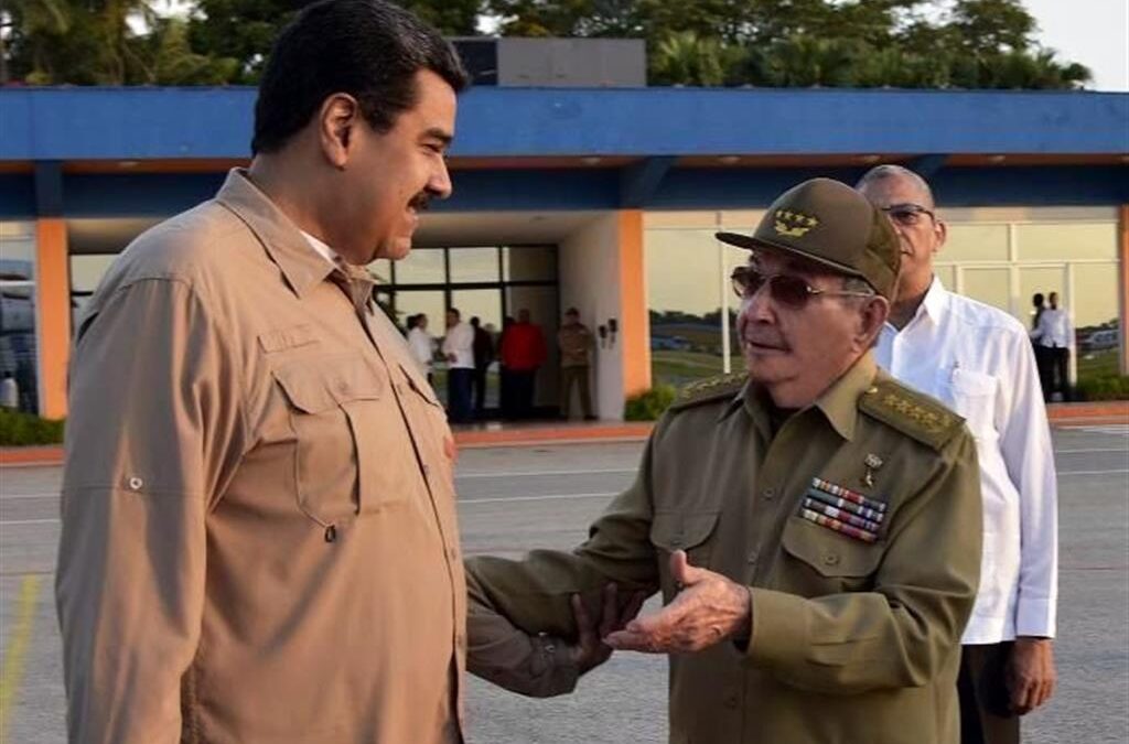 Felicita Raúl Castro a Nicolás Maduro por victoria electoral