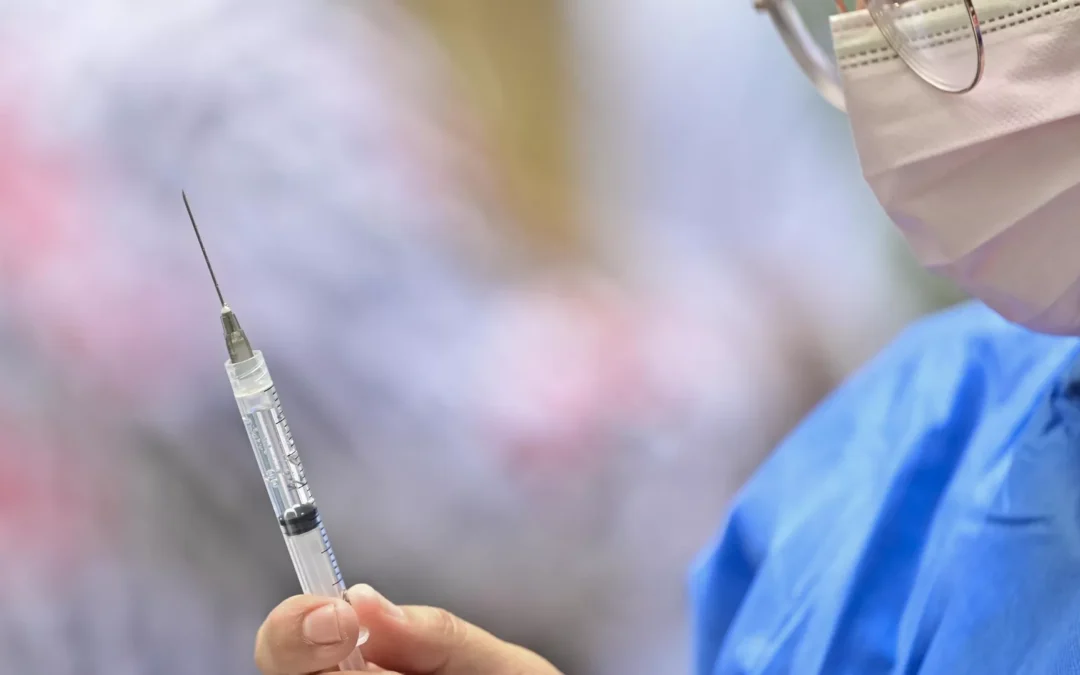 ¿Cómo se explica la nueva ola global de COVID-19?