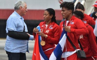 Arriban a la Patria atletas paralímpicos de París 2024 (+Fotos)