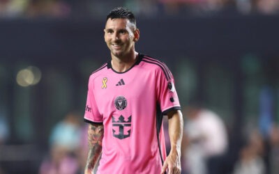 FOTO: El inesperado regalo que conmovió a Messi en su regreso a las canchas