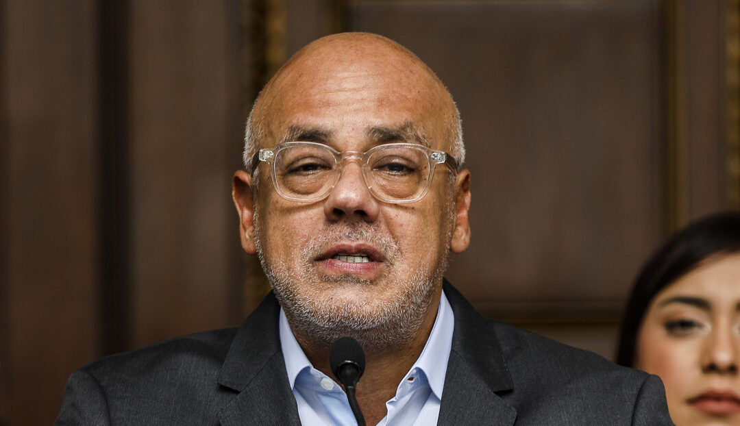 Jorge Rodríguez muestra pruebas de conversaciones con Edmundo González