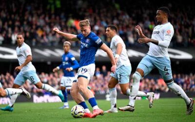 Aston Villa fracasa en tomar la punta del fútbol inglés