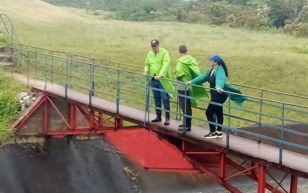 Recorren autoridades pineras el territorio tras las intensas lluvias de Helene.