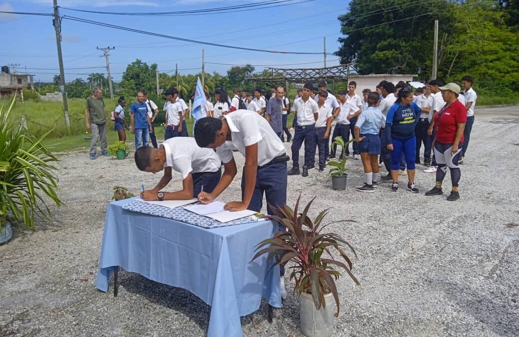 Ingresan nuevos estudiantes pineros a la Feem
