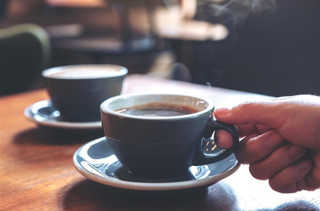 Varias tazas de café diarias reducen riesgo de enfermedad cardiaca