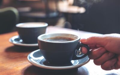 Varias tazas de café diarias reducen riesgo de enfermedad cardiaca