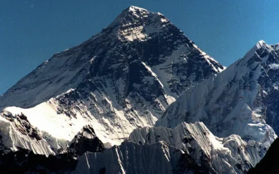 El monte Everest crece cada año por la erosión de una red fluvial cercana