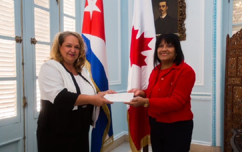 Recibe viceministra de Cuba carta de estilo de embajadora canadiense