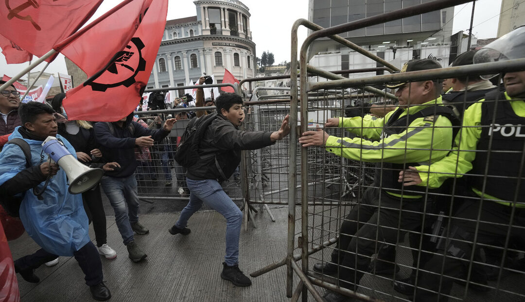 Choques y represión policial en nuevas protestas contra el Gobierno de Noboa