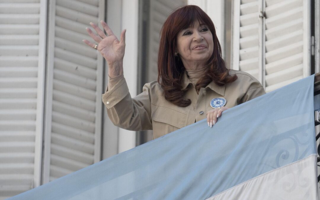 La expresidenta argentina Cristina Fernández llama «pequeño dictadorzuelo» a Milei
