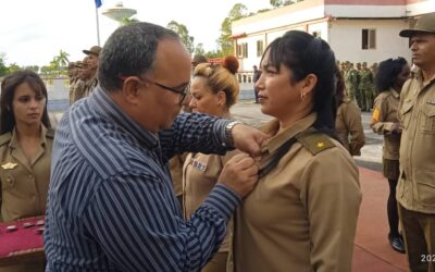 Condecoran y ascienden a combatientes de las FAR 