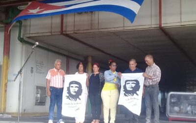 Entregan bandera Che Guevara a colectivos destacados en Seguridad del Trabajo