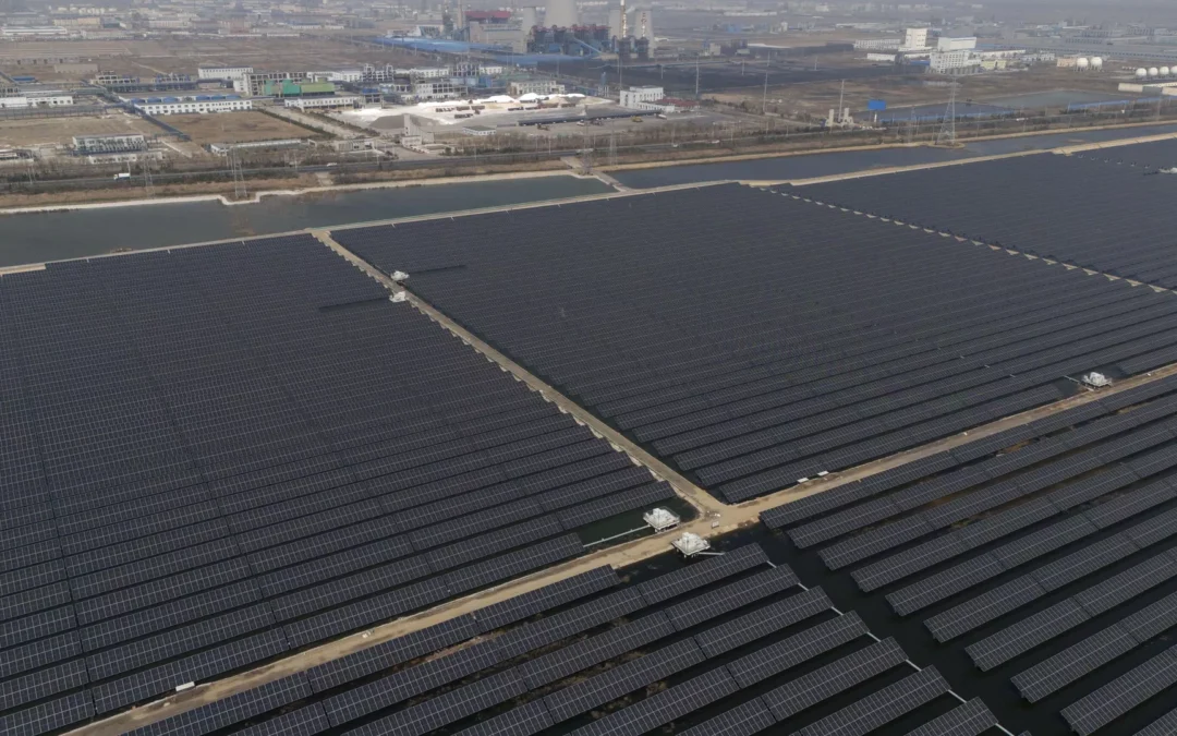 China inaugura una planta solar ubicada entre los 4.800 y 5.300 metros sobre el nivel del mar
