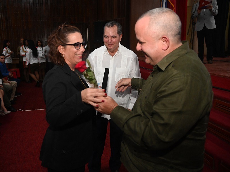 Trabajadores del Comité Central celebran los 66 años de la Revolución cubana