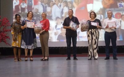 Reconocen a educadores en su jornada