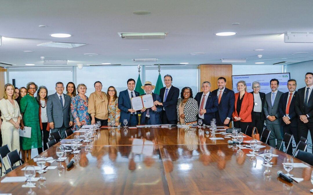Lula firma ley que prohíbe el uso de celulares en las escuelas de Brasil
