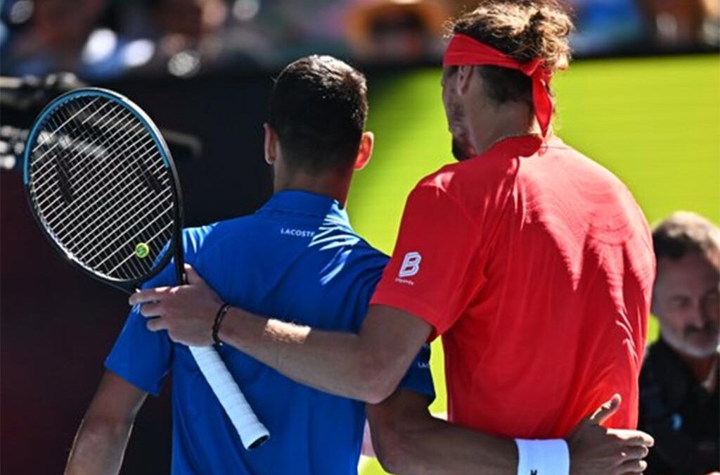 Djokovic abandona y Zverev es finalista del Australia Open