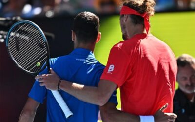 Djokovic abandona y Zverev es finalista del Australia Open