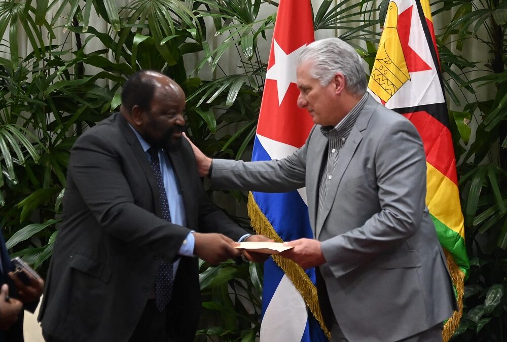 Recibe Díaz-Canel a enviado especial del Presidente de Zimbabwe
