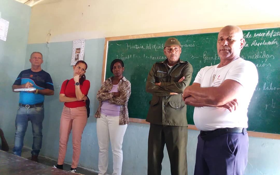 Intercambian con jóvenes pineros sobre peligros de la droga