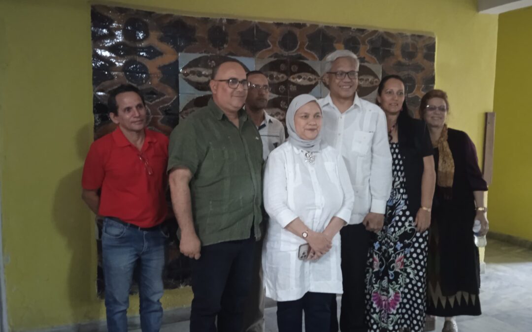 Intercambió embajadora de Indonesia en Cuba con colectivos pineros