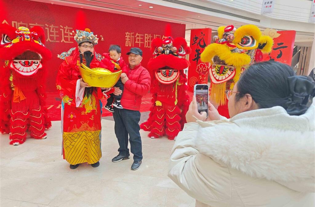 Tradición y turismo marcan bienvenida china al Año de la Serpiente (+Fotos)