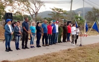 Universitarios en preparación para la defensa de la patria