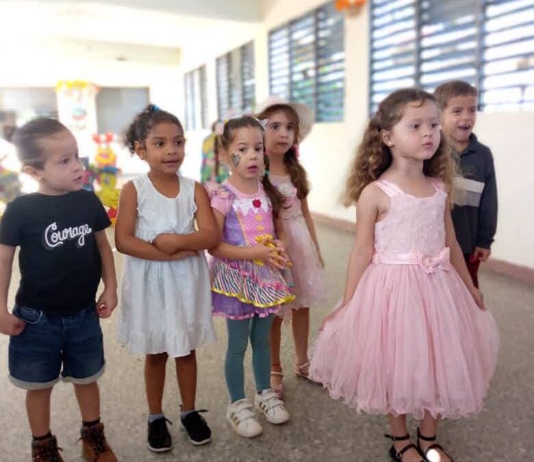 Entregan donativos entidades pineras a círculo infantil Meñique 