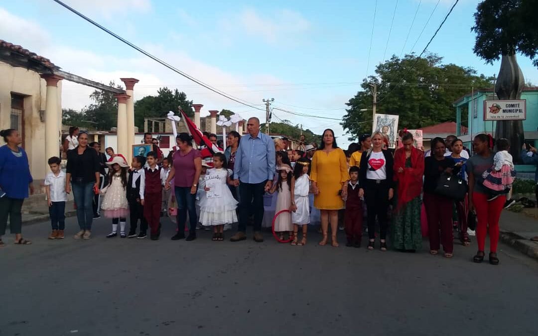 Marcha de las Antorchas y desfile martiano protagonizaron los estudiantes pineros