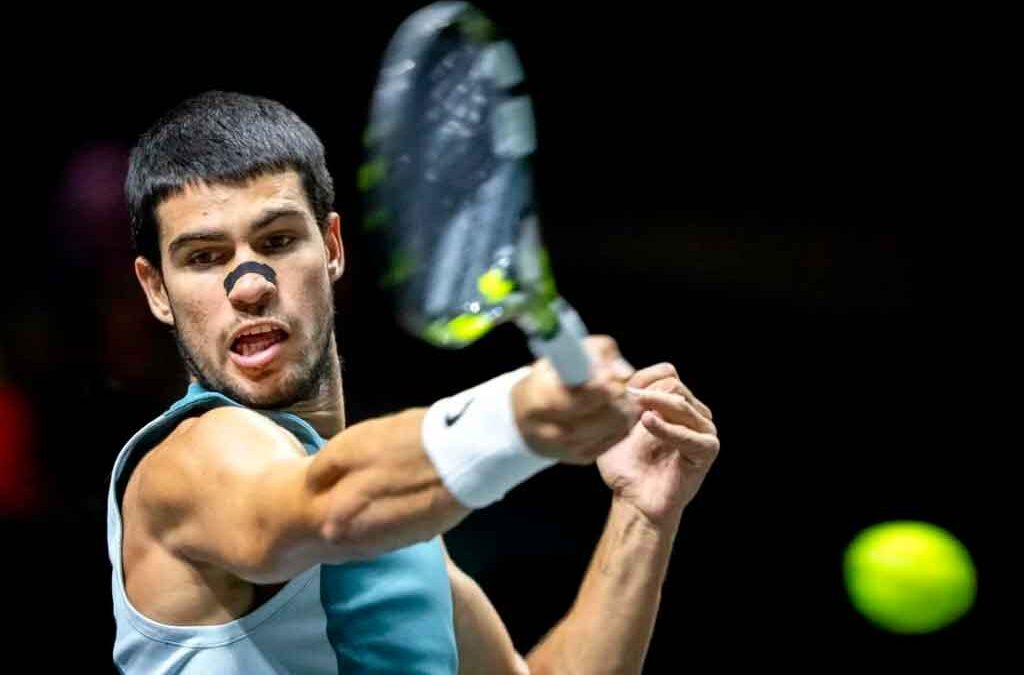 Tenista español Alcaraz apela a su arsenal para avanzar en Doha