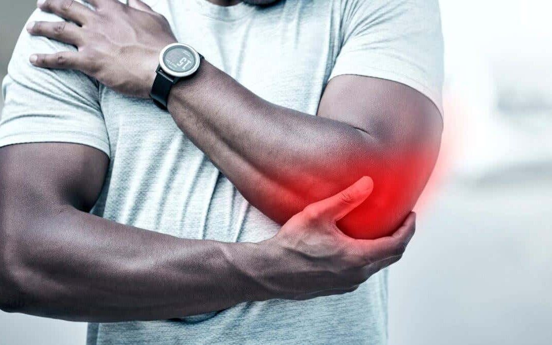 ¿Sufres de codo de tenista? Conoce cómo puedes recuperar la movilidad en esta articulación