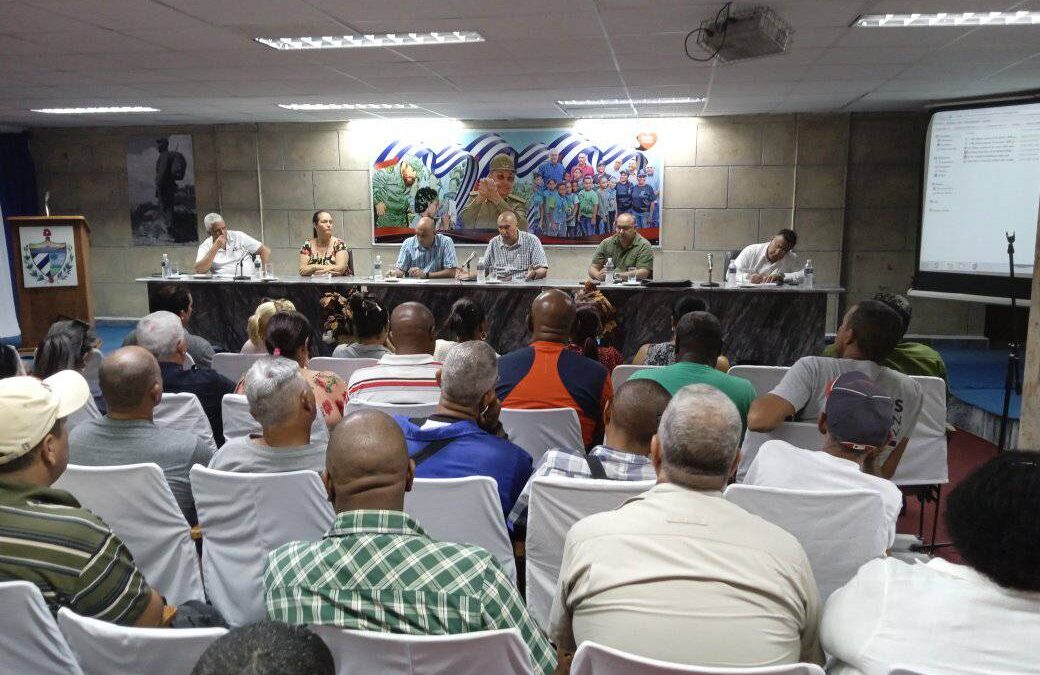 Titular de  Industria Alimentaria intercambia con pineros