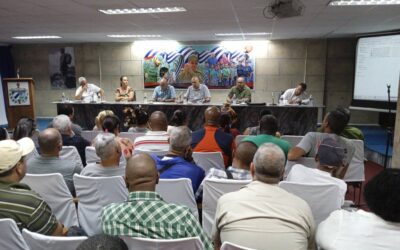 Titular de  Industria Alimentaria intercambia con pineros