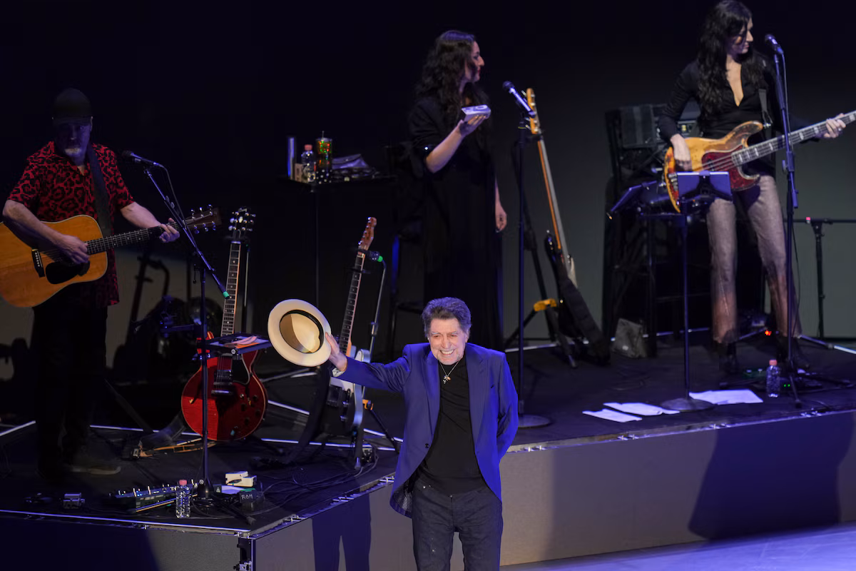 El cantante español Joaquín Sabina se presenta en concierto en la Ciudad de México, el lunes 27 de enero de 2025. (Foto AP/Eduardo Verdugo)