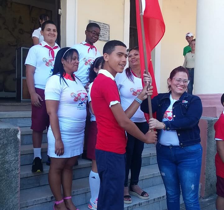 Abanderan delegación pinera al evento nacional de los pioneros