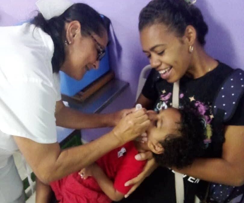 Niños pineros reciben vacuna contra la poliomielitis