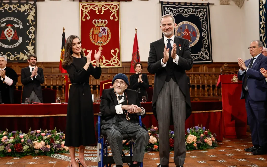 Reyes de España entregan Premio Cervantes a Alvaro Pombo